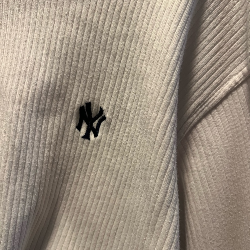 Cream/White Cropped  New York Yankee Embroidered Turtleneck Sweater Vintage